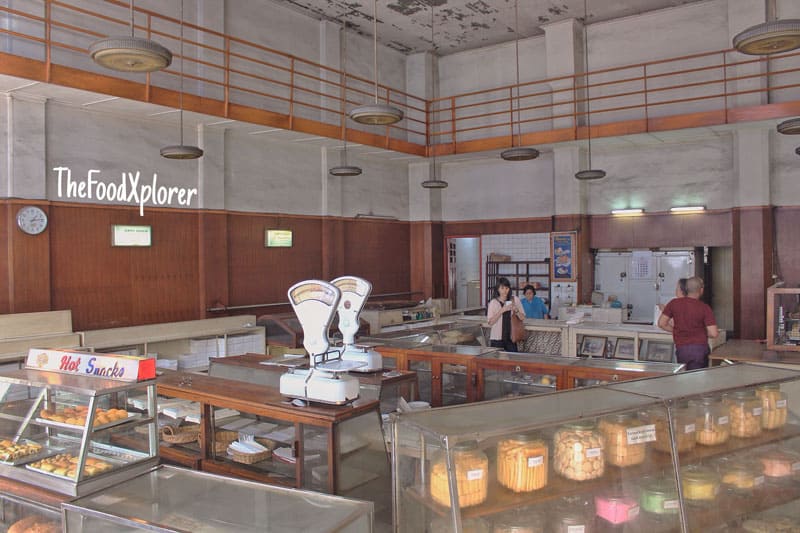 toko kue sumber hidangan di kawasan braga yang merupakan toko kue legendaris